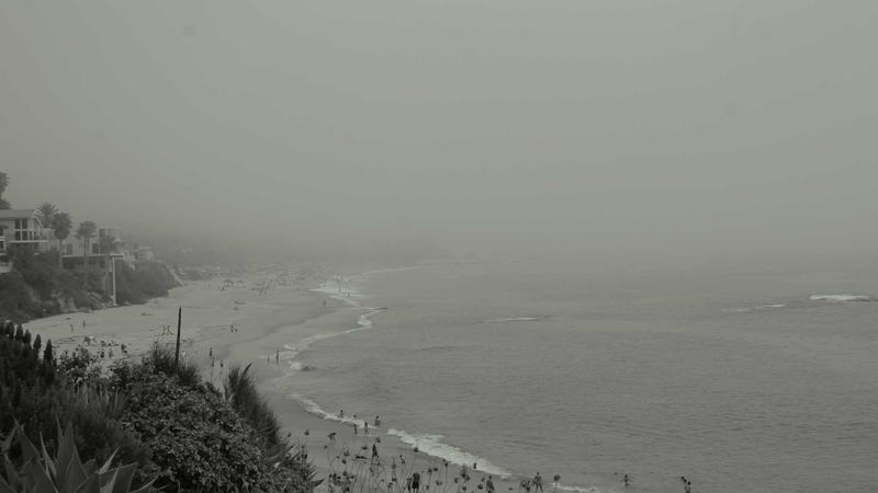 편안한 미소를 지으며 하루 일과를 마치고 가벼운 스트레칭 후 휴식을 취하는 실루엣 이미지