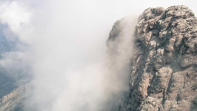 수건을 이용해 누워서 발목을 당기는 부드러운 스트레칭 동작을 보여주는 따뜻한 톤의 일러스트