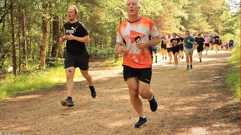 집 거실에서 요가 매트를 깔고 홈트레이닝을 준비하는 따뜻한 분위기의 사진