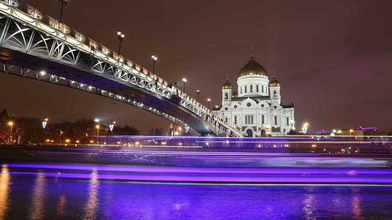 다양한 홈트레이닝 기구들이 깔끔하게 정리된 거실 인테리어 사진