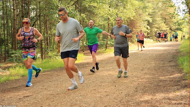 다양한 혜택을 제공하는 신용카드와 체크카드를 부채꼴로 펼친 이미지