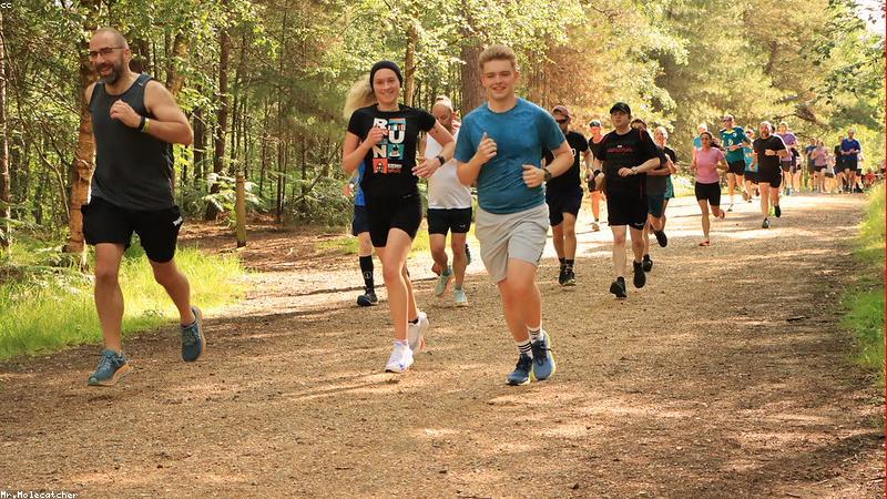 지하철 개찰구 단말기에 교통카드를 태그하는 모습