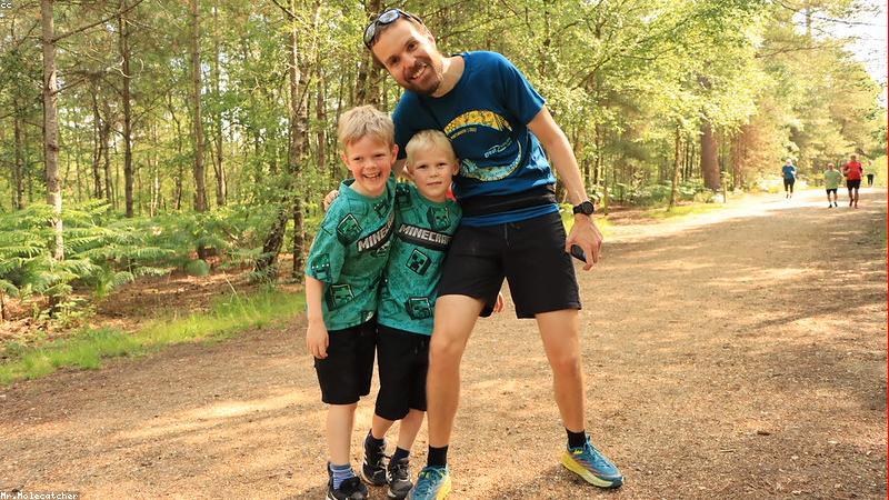 볼록 나온 뱃살을 잡고 거울 앞에서 한숨을 쉬고 있는 중년 남성의 일러스트