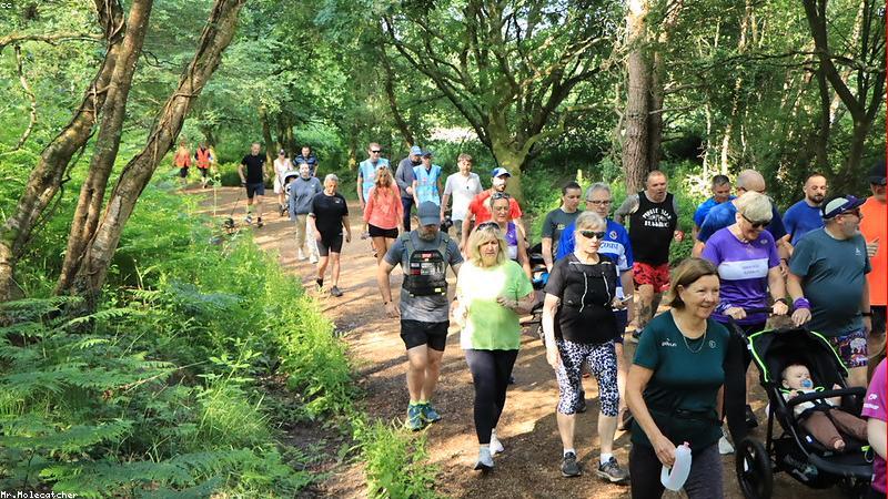 요가 매트 위에서 정확한 자세로 플랭크를 수행하며 땀을 흘리고 있는 남성의 이미지