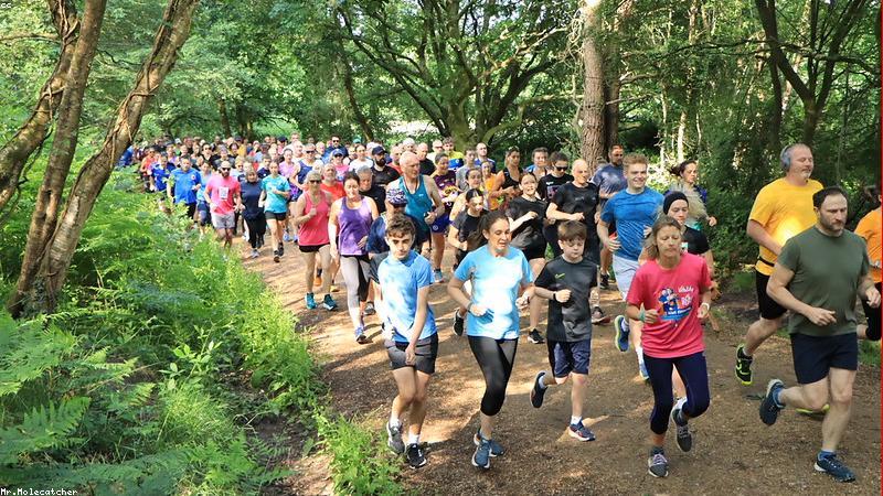 회식 자리에서 소주잔 대신 물잔을 들고 환하게 웃으며 고기를 야채 쌈에 싸 먹는 직장인 남성