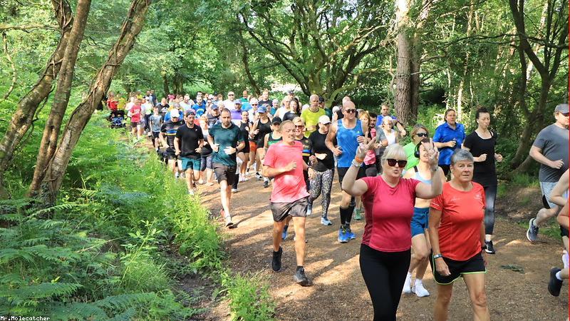 저녁 식사 후 물 한 컵과 함께 오메가3 캡슐을 먹는 연출된 이미지