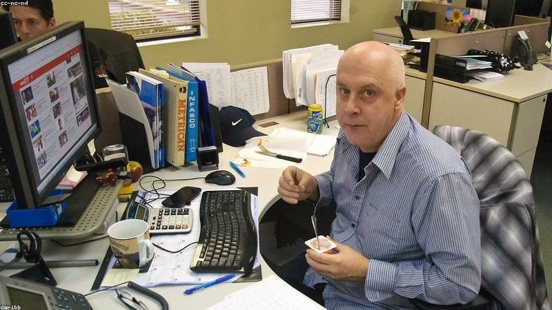 office worker eating healthy salad at desk
