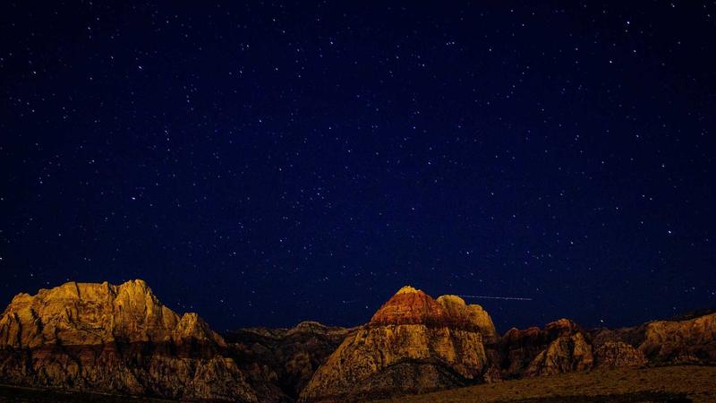 스마트폰으로 모바일 교통카드 앱을 켜고 신용카드로 잔액을 충전하는 모습을 담은 따뜻한 느낌의 사진