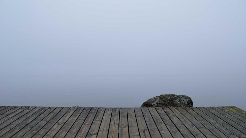 깔끔한 편의점 계산대에서 직원이 단말기를 통해 교통카드를 충전해주는 모습의 사진