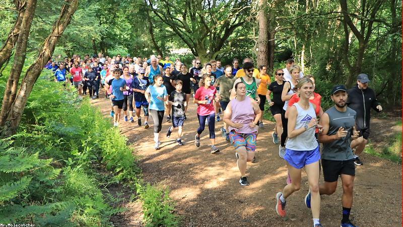 사무실 책상에 앉아 뒷목을 잡고 피로해하는 직장인의 모습과 그 옆에 시계를 보여주는 3D 일러스트