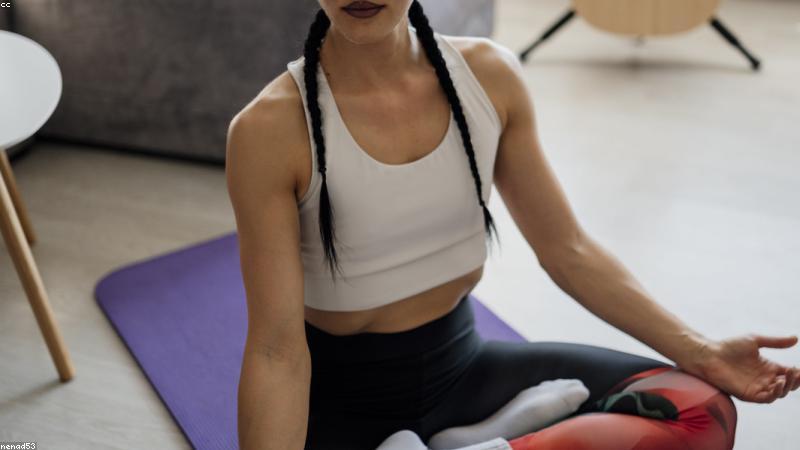 밝은 거실에서 평온한 표정으로 요가 매트 위에서 스트레칭을 하는 여성 일러스트