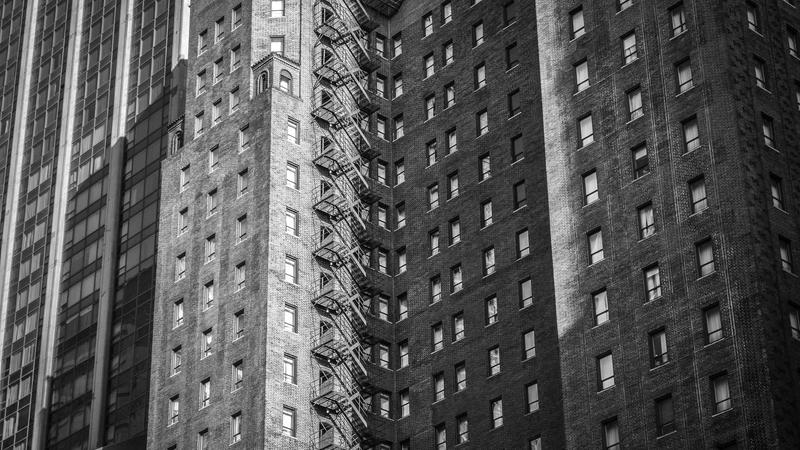 밝은 햇살 아래 공원에서 편안한 운동복 차림으로 물을 마시며 환하게 웃는 사람의 모습