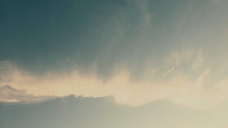 버스 단말기에 스마트폰을 가볍게 태그하며 미소 짓는 직장인의 모습