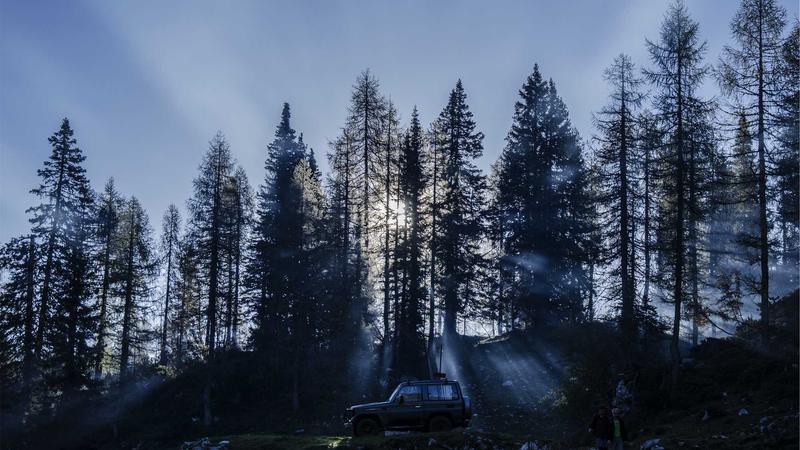 A fitness illustration showing a common incorrect plank position with a sagging lower back and strained neck, highlighted with a red caution symbol.