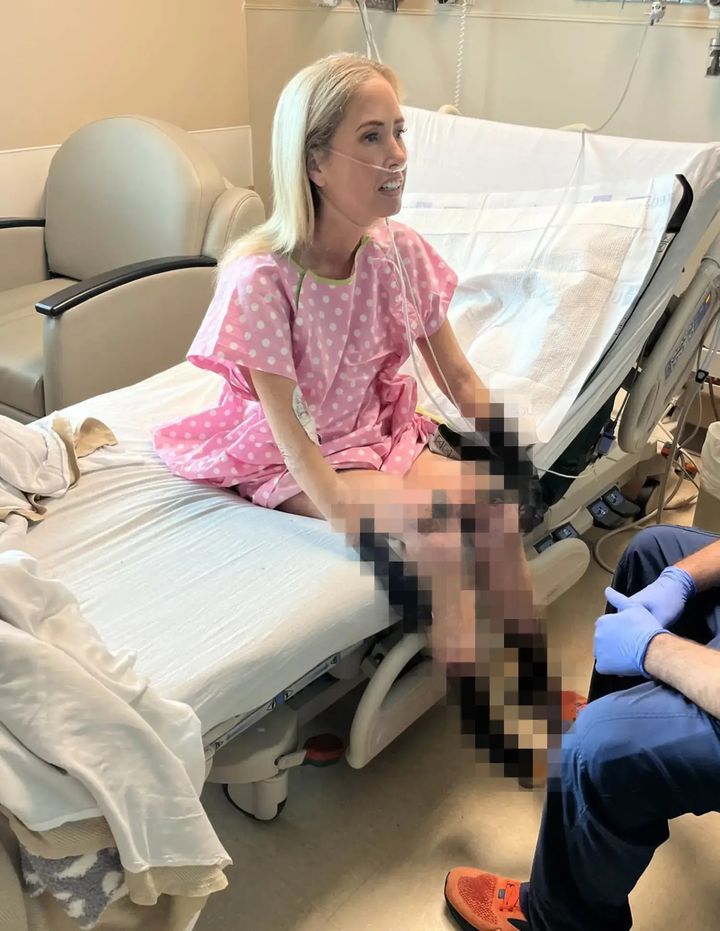 50대 여성이 거울을 보며 선크림을 꼼꼼하게 바르는 모습 모습