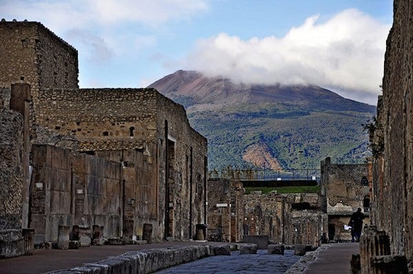 Pompeii ruins Mount Vesuvius background aerial view 모습
