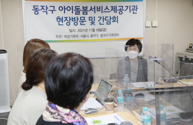 커뮤니티 현실 반응, 육아/다이어트 필수품, 루틴 등 크리스티안 로메로의 핵심 내용을 한눈에 파악할 수 있는 고품질 인포그래픽 또는 현실 적용 사진 모습